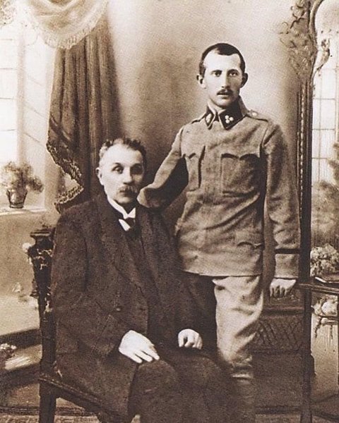 Коновалець з батьком Євген Коновалець, Життєвий шлях Євгена Коновальця, хто такий євген коновалець, як загинув євген коновалець, борці за українську незалежність, лідер ОУН, Організація українських націоналістів, аттентат, українські націоналісти, історія України, боротьба за незалежність